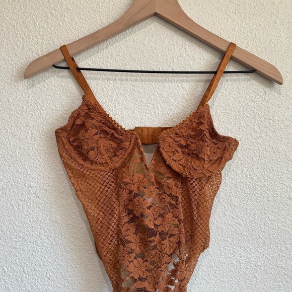 24 Urban Outfitters Out From Under Womens Medium Lace Cinnamon Bodysuit Dainty - Picture 2 of 7